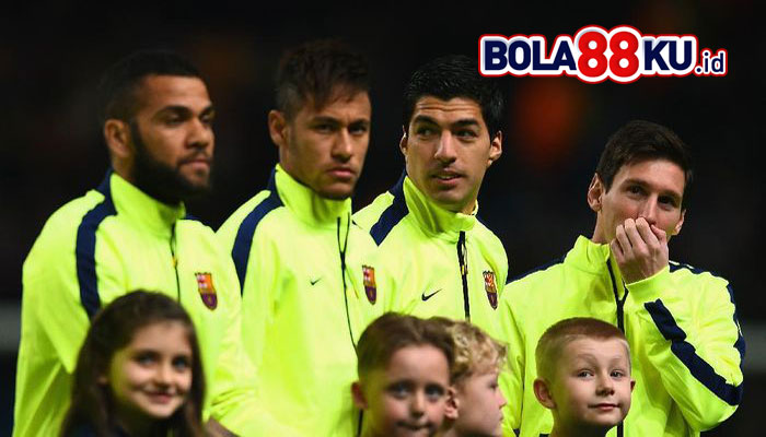 Dukung Neymar dan Messi, Dani Alves Juga Serang Barcelona soal Suarez