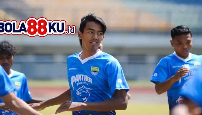Bek muda Persib Bandung, Kakang Rudianto, memberikan dukungan pada pemain-pemain yang akan menjalani pendidikan di Garuda Select