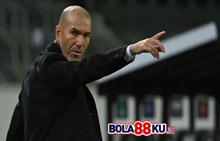 Zinedine Zidane Yakin Tak Akan Pernah Jadi Seperti Sir Alex Ferguson di Real Madrid