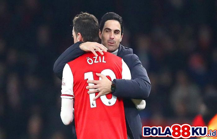 'Mikel Arteta Harus Minta Maaf ke Mesut Oezil'