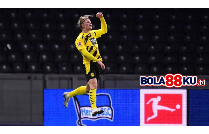 Erling Braut Haaland mulai dikaitkan bakal pindah ke Juventus. Striker Norwegia itu meredamnya, dengan mengatakan masih bahagia berkostum Borussia Dortmund.