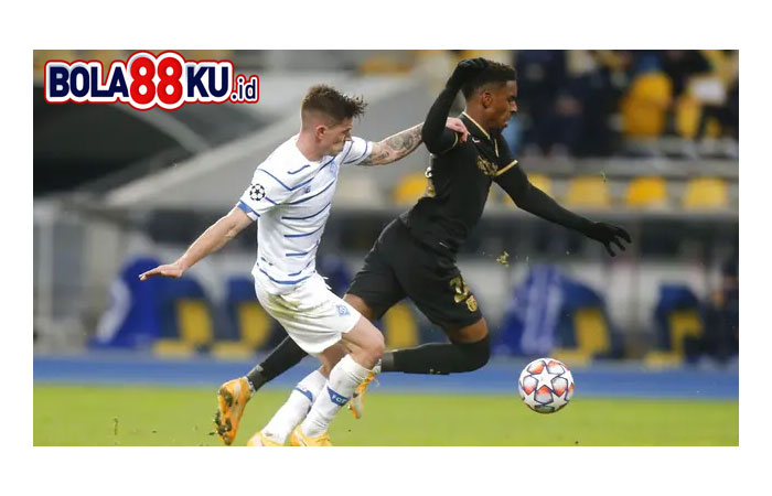 West Ham Siap Kucurkan Dana Besar untuk Merekrut Bek Barcelona