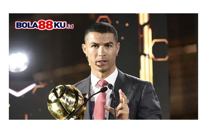 Kalahkan Lionel Messi, Cristiano Ronaldo Dinobatkan Sebagai Pemain Terbaik Abad Ini