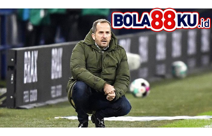 Belum Bisa Menang, Schalke Pecat Pelatih Lagi