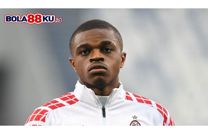 Copot Itu Sarung Tangan! Saat Zlatan Omeli Bek Muda AC Milan