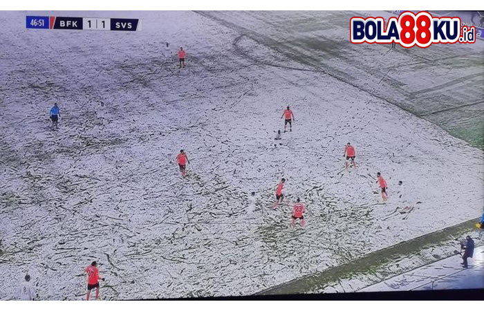 Lapangan Diselimuti Salju, Jersey Warna Putih... Kelihatan Tuh?