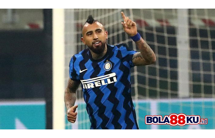 Arturo Vidal Cium Logo Juventus Sebelum Bobol Gawang Sang Mantan