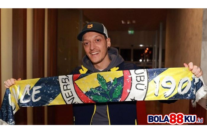 Mesut Oezil Begitu Dinanti di Turki, Pesawatnya Banyak yang Mengawasi