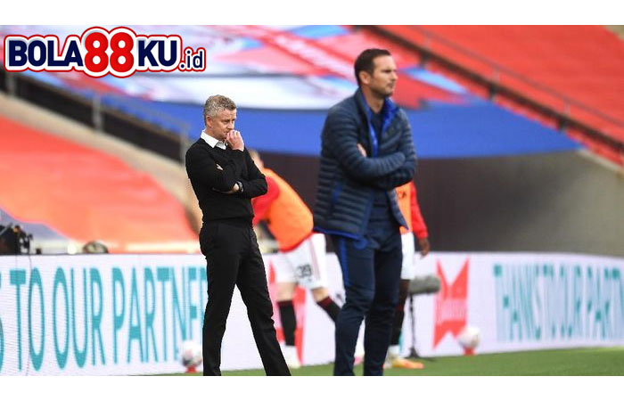 Solskjaer Pertanyakan Keputusan Chelsea Pecat Lampard