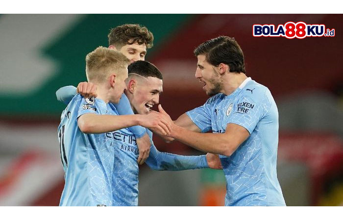 Kocak! Saat Ruben Dias Tarik-tarik Kepala Zinchenko