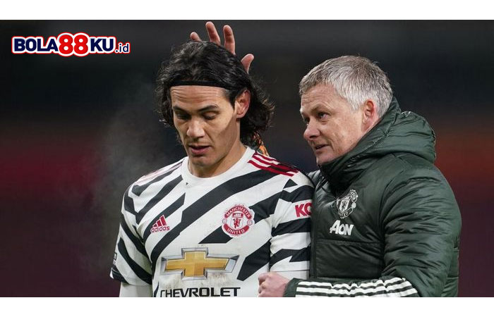 Edinson Cavani Absen di Laga AC Milan Vs MU