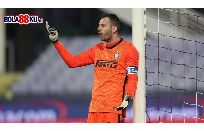 Inter Umumkan Handanovic Positif Corona