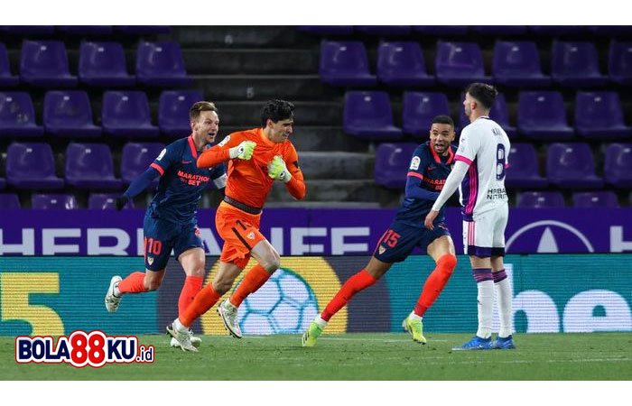 Kiper Ini Cetak Gol di Injury Time, Selamatkan Sevilla dari Kekalahan