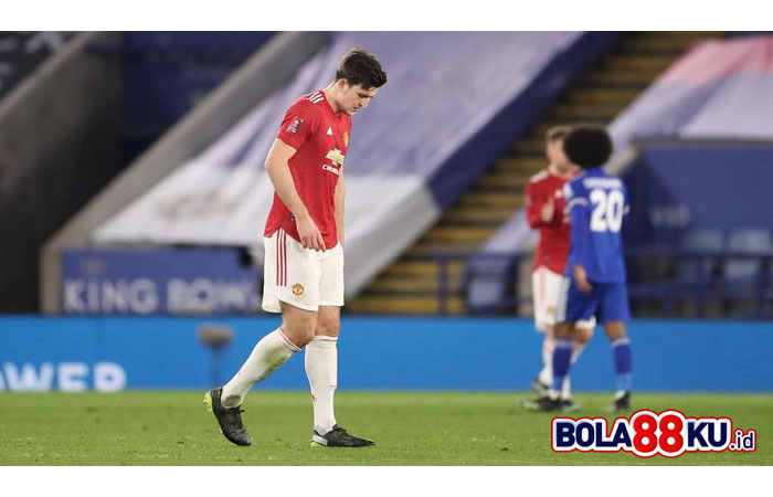 Lagi! Gaya Bertahan Maguire Jadi Sorotan, Kini Berlutut